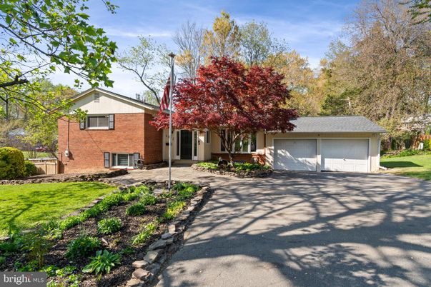 Attached, Exterior, Facade, Brick Facade, Split Level