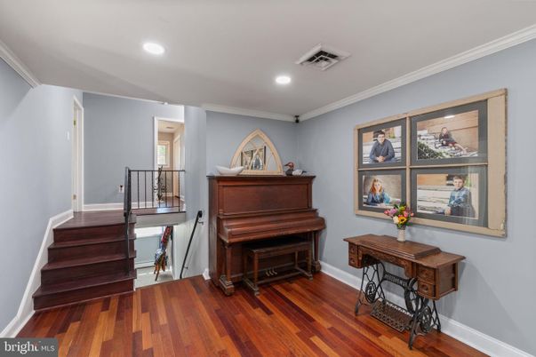 Interior, Piano, Recessed Lighting, Wood Texture Flooring
