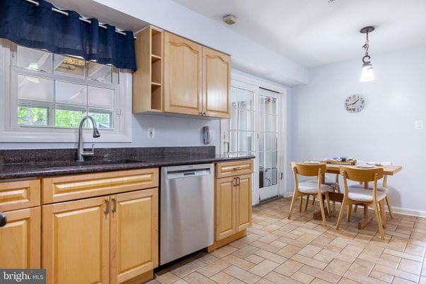 Dining room, Interior, Kitchen, Pendant Lights, Stainless Steel Appliances