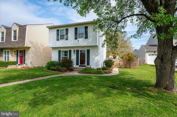 Exterior, Facade, Raised Ranch
