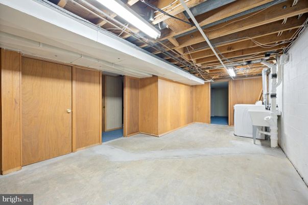 Interior, Washer, Wooden Beams