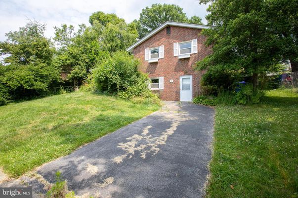 Attached, Backyard, Exterior, Facade, Brick Facade, Georgian