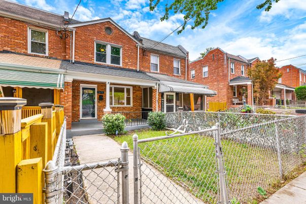 Exterior, Facade, Brick Facade, Rowhouse