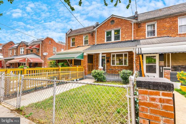 Exterior, Facade, Brick Facade, Rowhouse