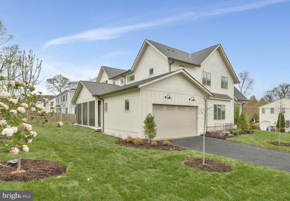Attached, Exterior, Facade, Farmhouse