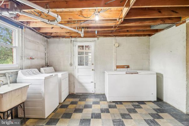 Interior, Washer, Wooden Beams