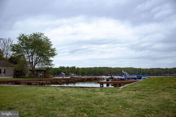 Exterior, Lake