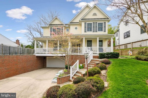 Attached, Exterior, Facade, Brick Facade, Queen Anne Victorian