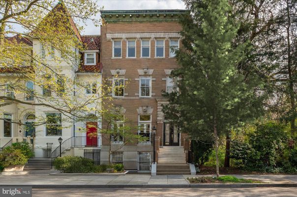 Exterior, Facade, Rowhouse