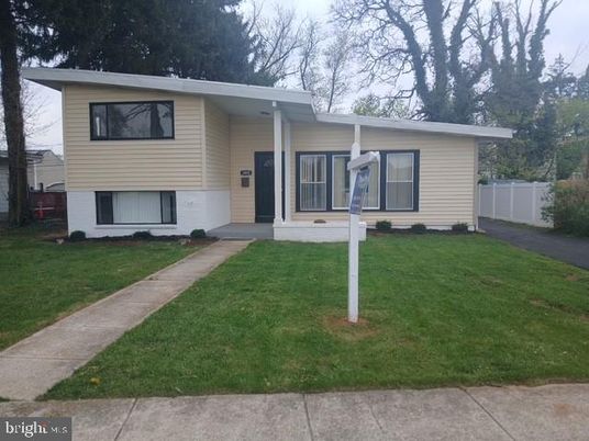 Exterior, Facade, Raised Ranch