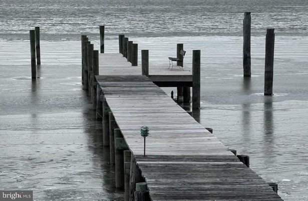 Exterior, Lake