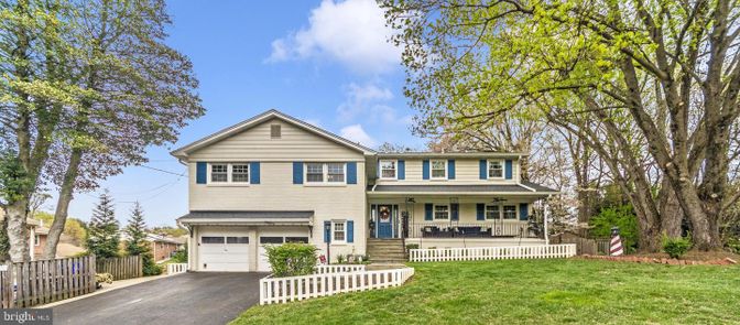 Attached, Exterior, Facade, American Foursquare