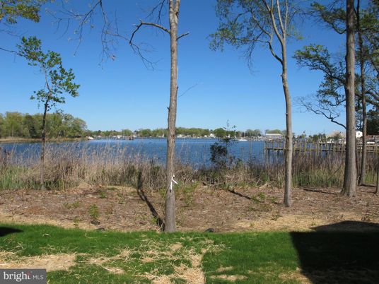 Exterior, Lake
