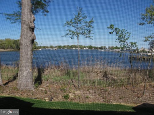 Exterior, Lake