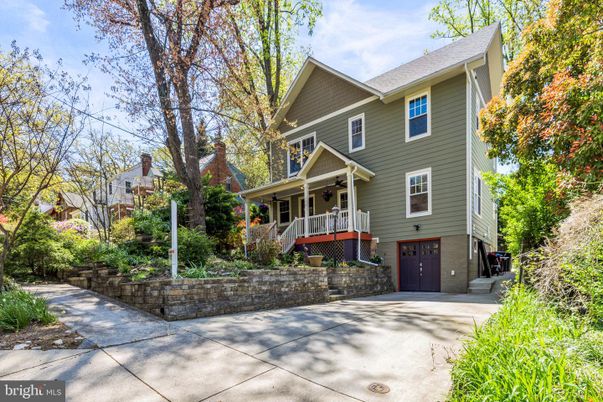 Attached, Exterior, Facade, Queen Anne Victorian