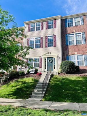 Exterior, Facade, Brick Facade, Rowhouse