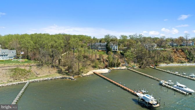 Exterior, Lake