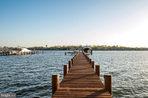 Exterior, Lake
