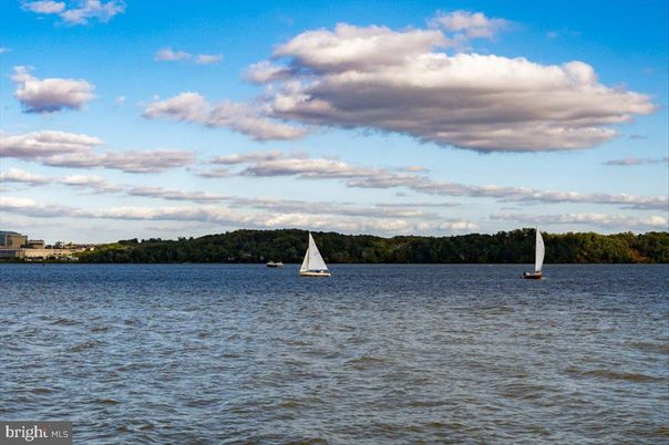 Exterior, Lake