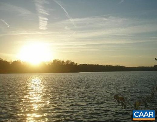Exterior, Lake