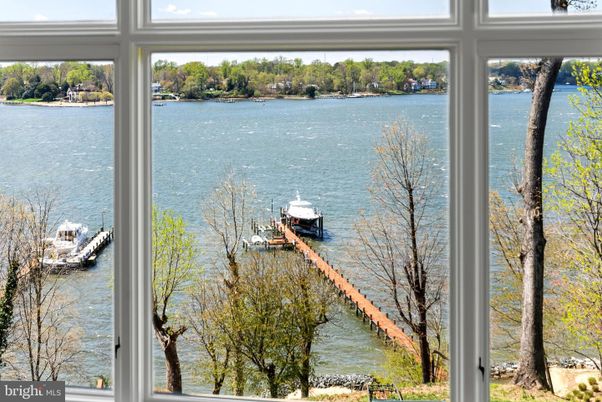 Exterior, Lake
