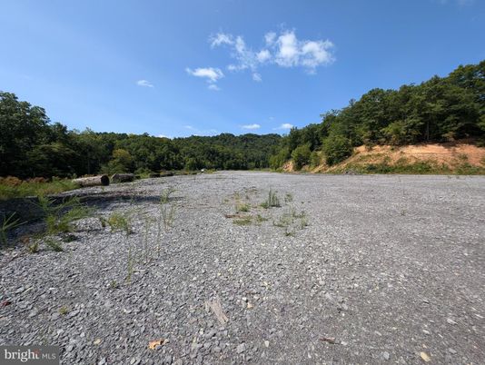 Exterior, Lake