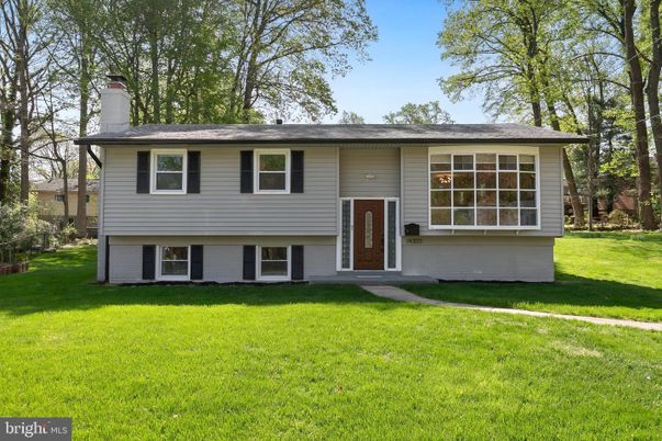 Backyard, Exterior, Facade, Raised Ranch