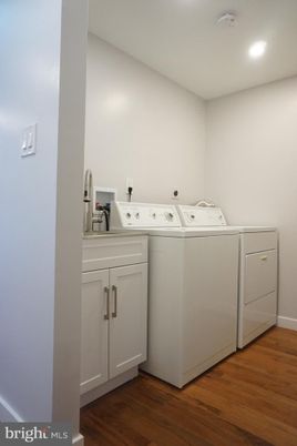 Interior, Recessed Lighting, Washer, Wood Texture Flooring