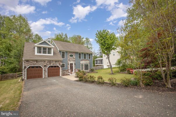 Attached, Exterior, Facade, Cape Cod
