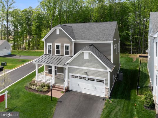 Attached, Exterior, Facade, American Craftsman