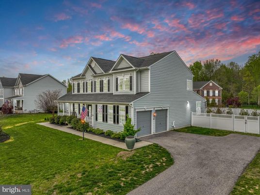 Attached, Exterior, Facade, Farmhouse