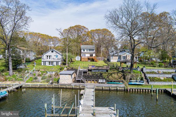 Exterior, Lake