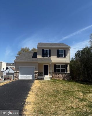 Attached, Exterior, Facade, Raised Ranch