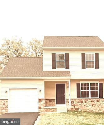 Attached, Exterior, Facade, Cape Cod