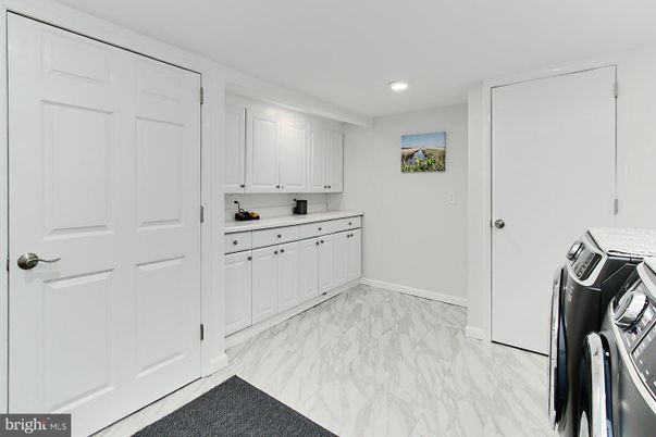 Interior, Marble, Recessed Lighting, Washer