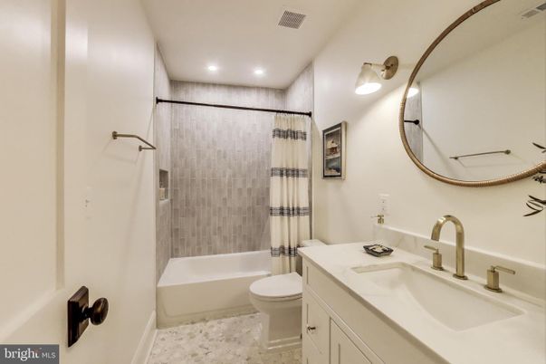 Bathroom, Dual Sink Vanities, Interior, Recessed Lighting