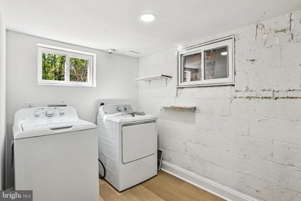 Interior, Recessed Lighting, Washer, Wood Texture Flooring