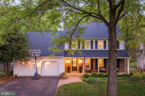 Attached, Exterior, Facade, Cape Cod