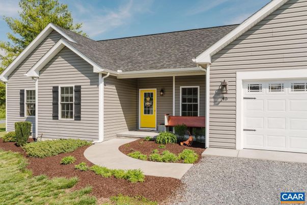 Attached, Exterior, Facade, Ranch
