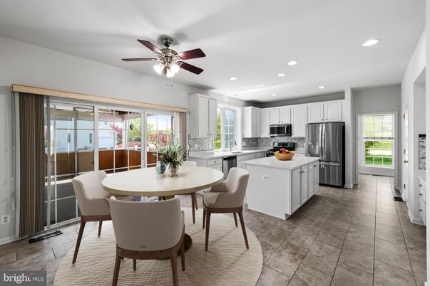 Dining room, Interior, Kitchen, Recessed Lighting, Stainless Steel Appliances