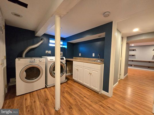 Interior, Recessed Lighting, Washer, Wood Texture Flooring