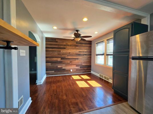 Empty room, Interior, Recessed Lighting, Wood Texture Flooring, Wooden Walls