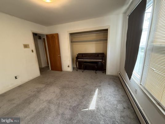 Interior, Piano