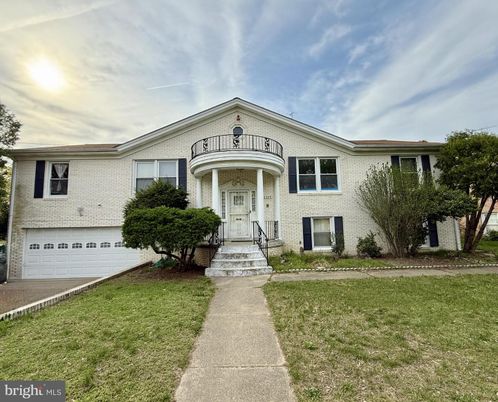 Attached, Exterior, Facade, Split Level