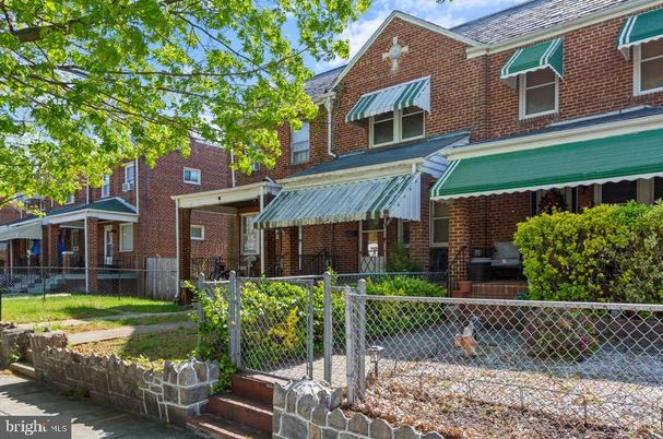 Exterior, Facade, Brick Facade, Rowhouse