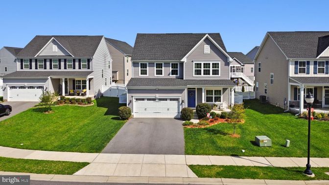 Attached, Exterior, Facade, Farmhouse