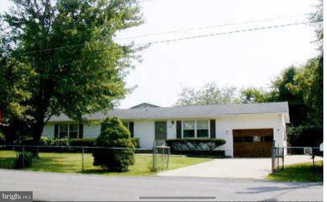 Backyard, Exterior, Facade, Ranch