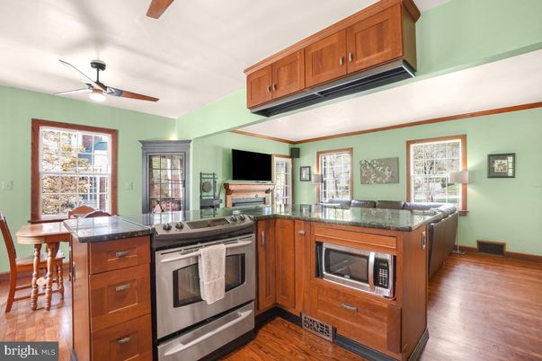 Dining room, Interior, Kitchen, Stainless Steel Appliances, Wood Texture Flooring