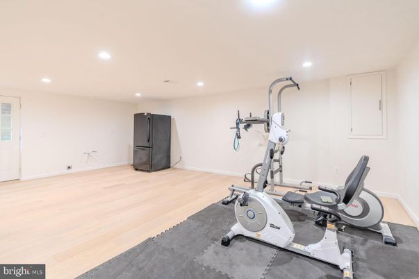 Fitness Equipment, Interior, Recessed Lighting, Wood Texture Flooring