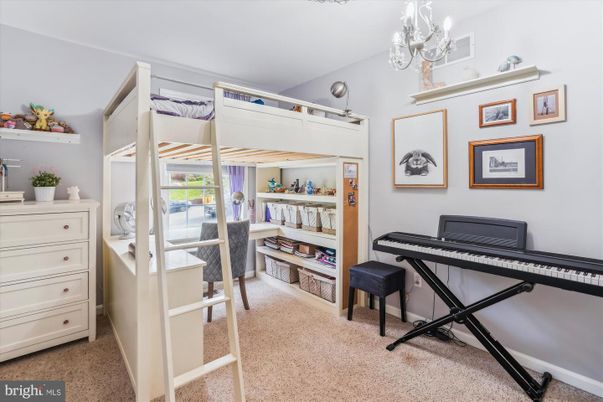 Interior, Piano